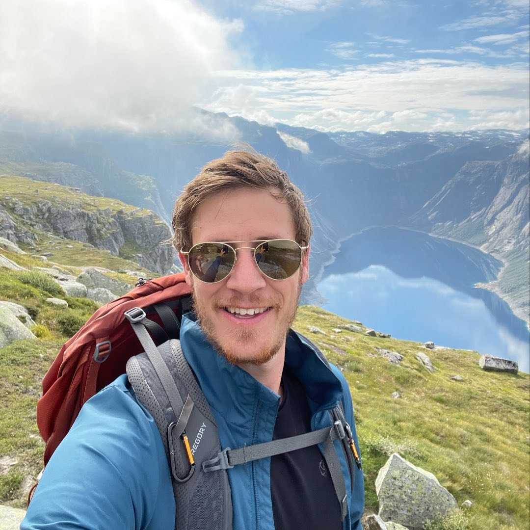 Portrettbilde av Marius Bekk - Fullstack utvikler som smiler mot kameraet